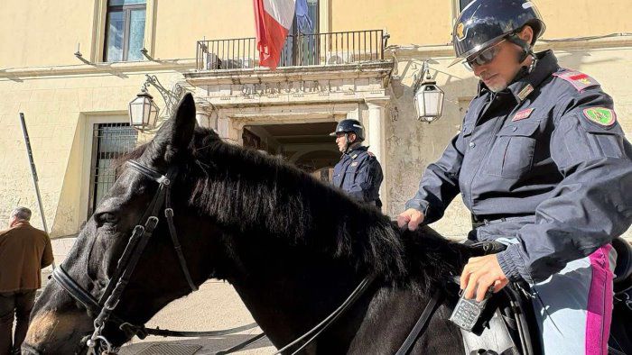 poliziotto a cavallo