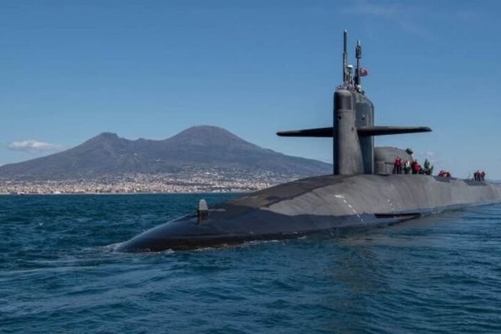 sottomarino nucleare a Napoli MIR